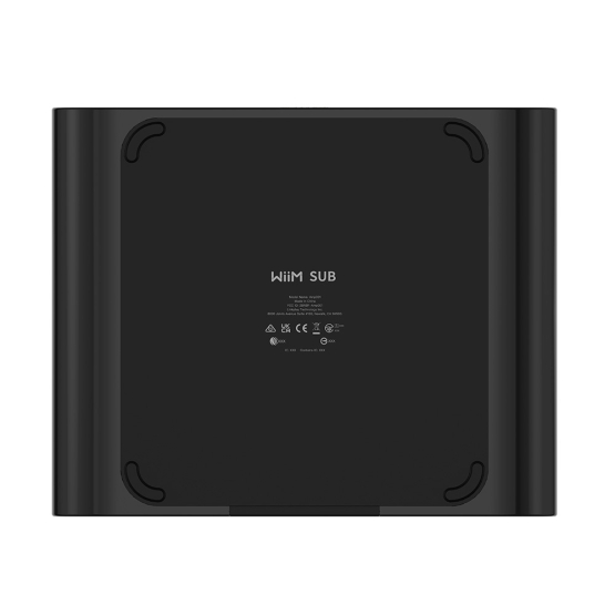 WiiM Sub Pro Aktiv-Subwoofer in schwarzer Ausführung mit Ansicht der Unterseite.