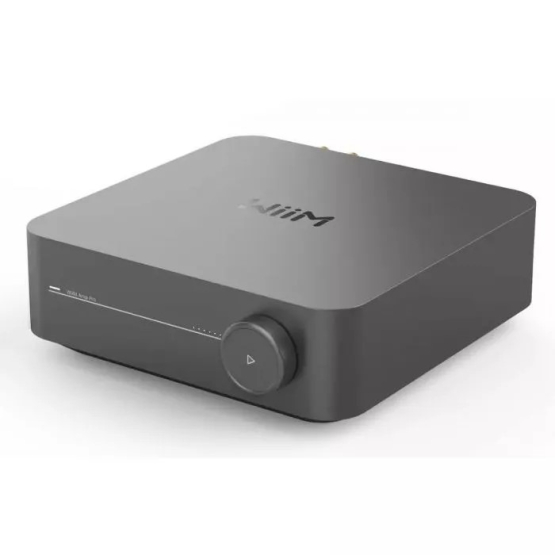 Frontansicht des WiiM Amp Pro Streaming-Verstärkers in Space Gray mit elegantem Lautstärkeregler und Status-LEDs.