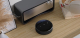 WiiM Mini Hi-Res Audio Streamer in kompakter Bauweise mit integrierten Bedientasten.